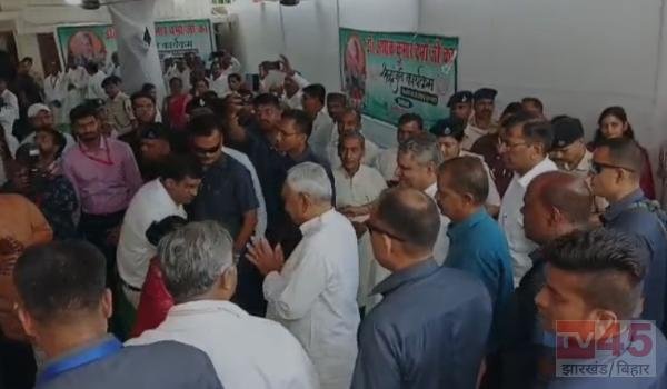 श्रद्धांजलि कार्यक्रम में शिरकत करने पहुंचे नीतीश कुमार