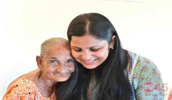 उपायुक्त सह जिला दंडाधिकारी माधवी मिश्रा ने वृद्धा आश्रम में मनाया मदर्स डे