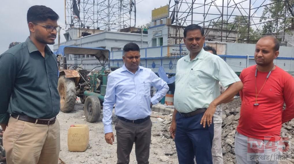 एडीएम ने किया बैंक मोड़ फ्लाईओवर का निरीक्षण