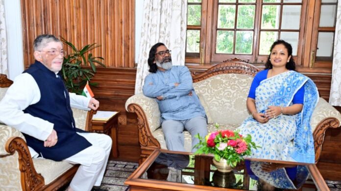 कल्पना सोरेन संग राजभवन पहुंचे CM Hemant Soren...