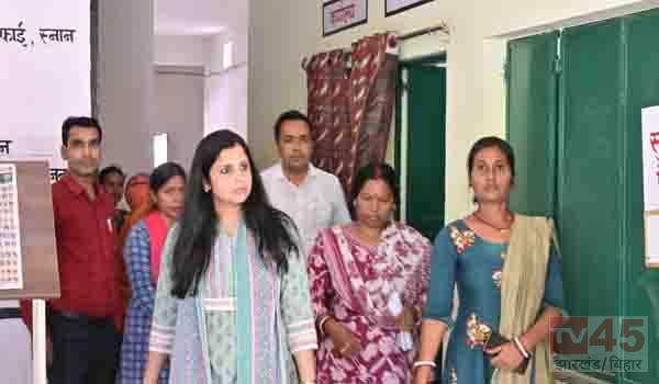 कस्तूरबा विद्यालय का उपायुक्त ने किया औचक निरीक्षण