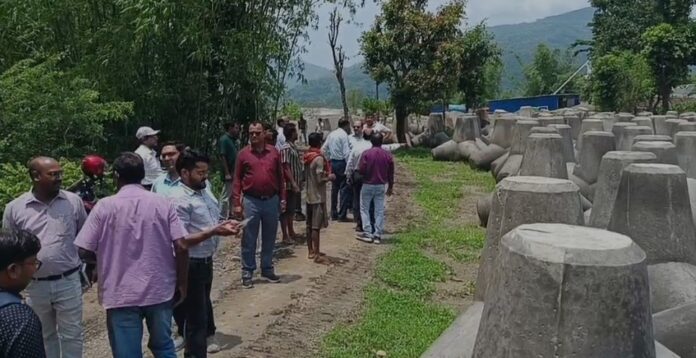 कोसी बांध का निरीक्षण करने पहुंची दिल्ली और पटना से इंजीनियरों की टीम
