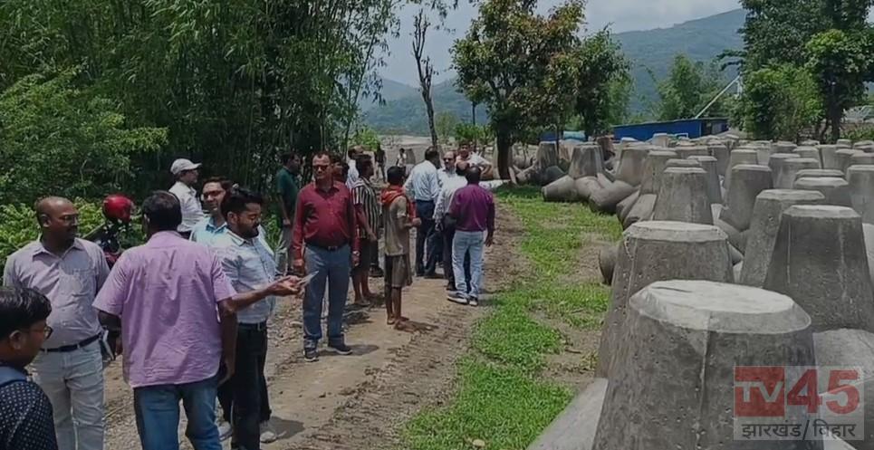 कोसी बांध का निरीक्षण करने पहुंची दिल्ली और पटना से इंजीनियरों की टीम
