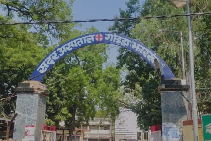 गोड्डा में सड़क किनारे खोदे गए गड्ढे में गिरा छात्र, अस्पताल में छात्र की मौत