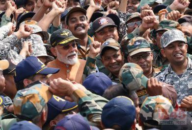 प्रधानमंत्री नरेंद्र मोदी पहुंचे आदमपुर एयरबेस...आतंकियों को दी सीधी चेतावनी