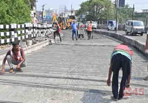 बैंक मोड़ फ्लाईओवर की एक लेन का 60 फीसदी काम पूरा