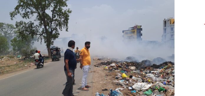 कूड़े-कचरे के धुएं से kaimur शहर के लोग हुए परेशान