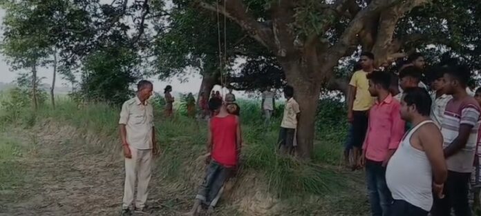 प्रेमी युगल का शव एक साथ लौरिया के पेड़ से लटका मिला