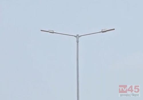 फोरलेन सड़क में लगा स्ट्रीट लाइट बना शोभा की वस्तु