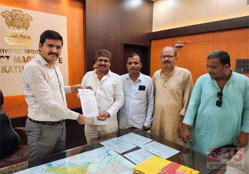बिजली आपूर्ति व्यवस्था में सुधार को लेकर कांग्रेस नेता ने डीएम को सौंपा ज्ञापन