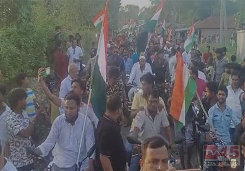 मंत्री नीरज के नेतृत्व में रविवार की शाम भव्य तिरंगा यात्रा निकाली गयी