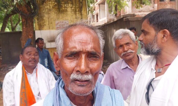 लातेहार क्षेत्र के अमीन पर एक वृद्ध ने रिश्वत लेने का लगाया आरोप