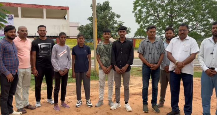 हरिद्वार रवाना होती चतरा अंडर-18 कबड्डी टीम की तस्वीर