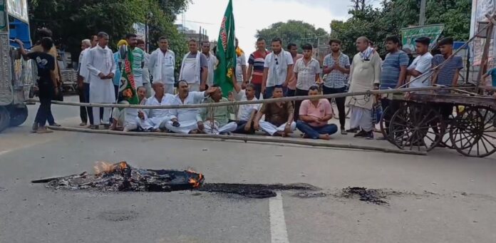 बिहार बंद का दानापुर में दिखा व्यापक असर, मतदाता पुनरीक्षण कार्य के खिलाफ प्रदर्शन तेज