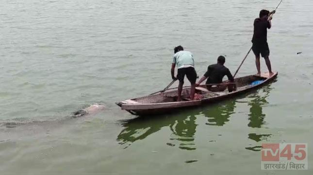 युवक का शव