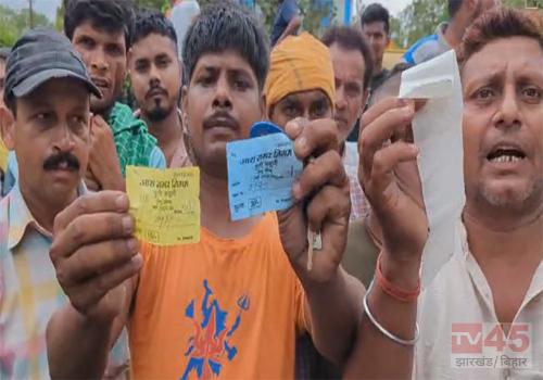 बोर्ड किराया वृद्धि को लेकर ऑटो चालकों का आरा नगर निगम के पास प्रदर्शन