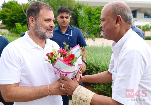 राहुल गांधी पहुंचे पटना, महागठबंधन के विरोध प्रदर्शन का करेंगे नेतृत्व