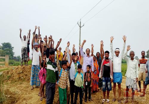 गोड्डा जिले में सड़क का बुरा हाल, पगडंडी से आवाजाही कर रहे ग्रामीण