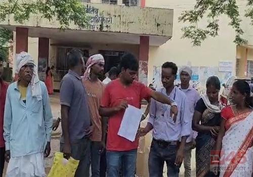 नॉर्थ धाधू कोल परियोजना के खिलाफ ग्रामीण ने किया प्रदर्शन