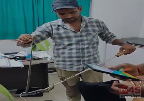 बगहा में तक्षक सांप का सफलतापूर्वक रेस्क्यू