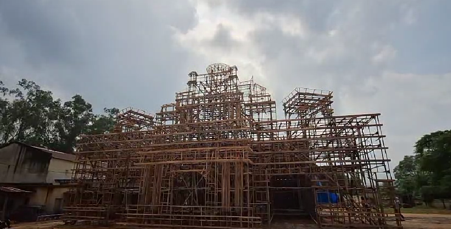Ramgarh में दुर्गा पूजा की धूम: नया नगर घुटवा में बन रहा पुरी जगन्नाथ मंदिर जैसा पूजा पंडाल