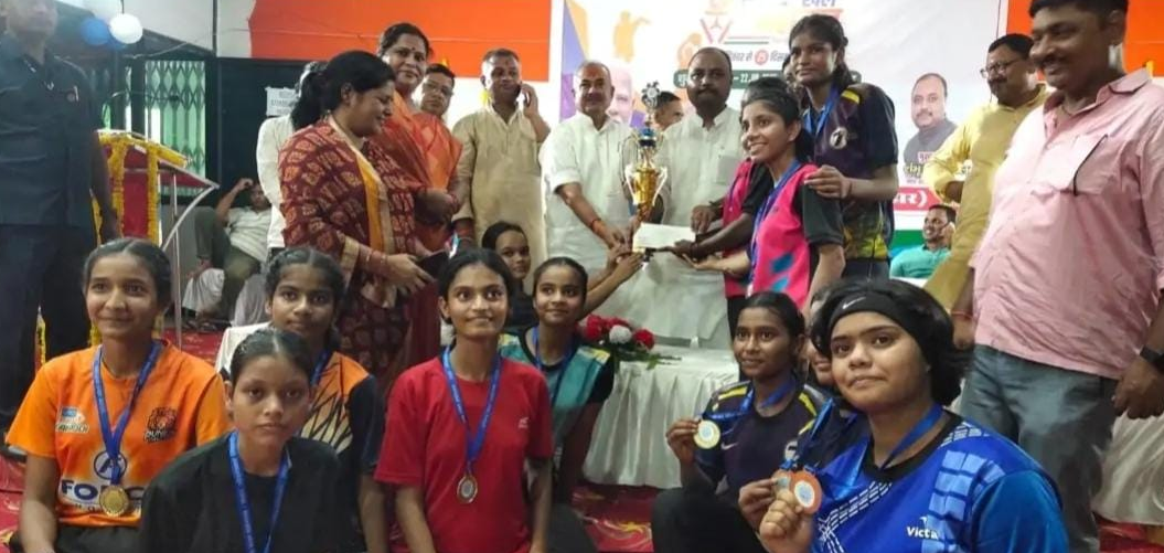 Aurangabad सांसद खेल महोत्सव में पूर्व सांसद रैकेट उठाते हुए गिरे, वीडियो वायरल