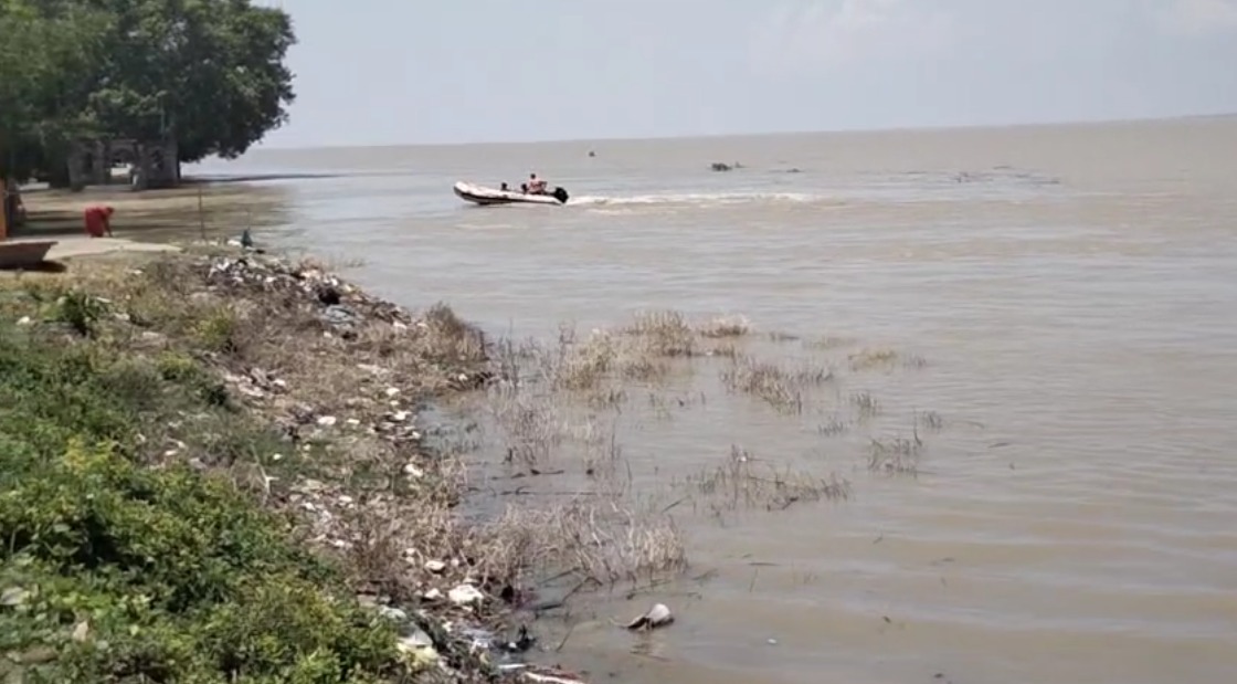 Ganga में डूबे दो सगे भाई: बड़ा भाई बचा, छोटे की तलाश जारी