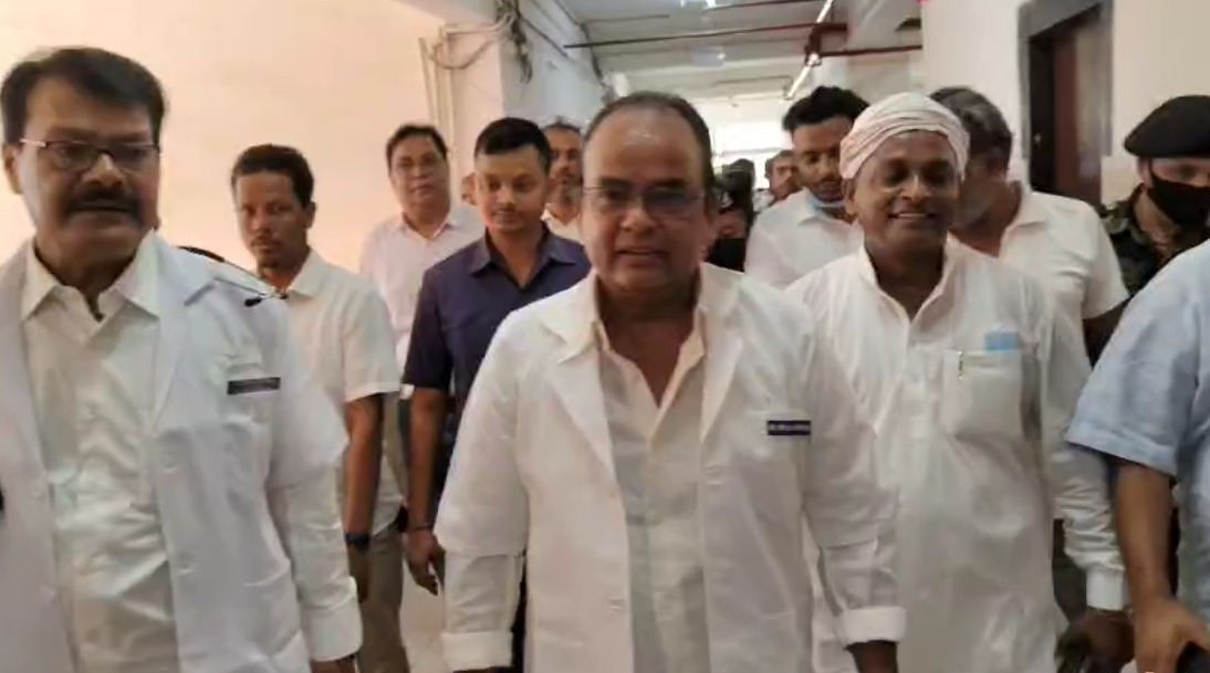 Bokaro सदर अस्पताल का डॉ. इरफान अंसारी ने किया औचक निरीक्षण, व्यवस्थाओं की सराहना