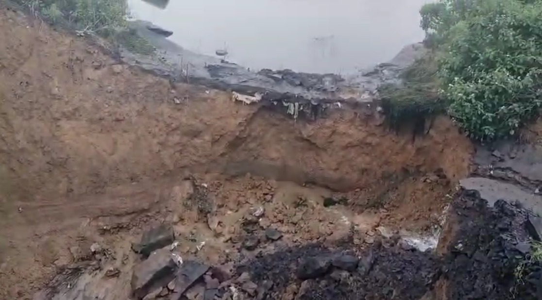 Bermo के झिरकी गांव में भू-धसान की घटना, बड़ा गड्ढा बना – बाल-बाल बचे लोग