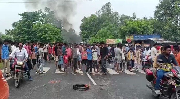 Katihar में बिजली करंट से 28 गायों की मौत, NH-31 जाम कर ग्रामीणों ने किया प्रदर्शन