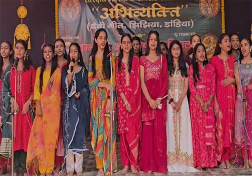 आरा में चार सौ लड़कियों ने एक साथ एकत्रित होकर डांडिया नृत्य कर मनाया जश्न