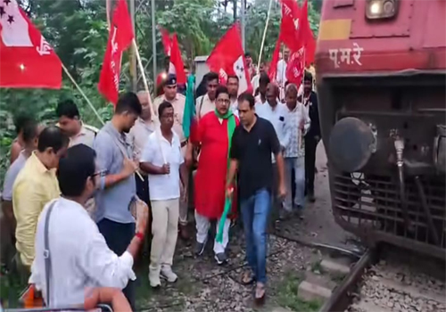 आरा सांसद ने जयनगर इंटरसिटी एक्सप्रेस को हरी झंडी दिखाकर किया रवाना