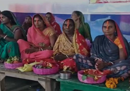 कटिहार में अनोखा प्रदर्शन, पूजा-अर्चना के साथ सत्याग्रह