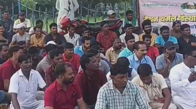 दुर्गा पूजा बोनस व अन्य मांगों को लेकर एक दिवसीय धरना प्रदर्शन