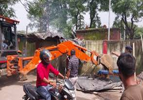 दुर्गा पूजा से पहले धनबाद नगर निगम का अतिक्रमण अभियान, 45 दुकानें हटाई गईं