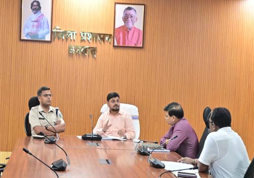 धनबाद के प्रमुख चौक चौराहों के सौंदर्यकरण को लेकर डीसी ने की बैठक आयोजित