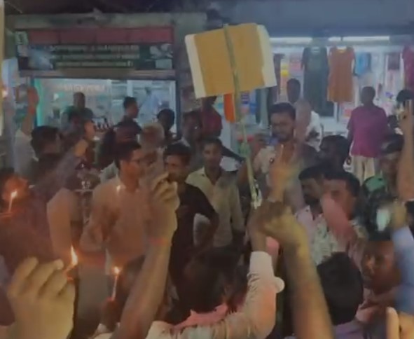 मधेपुरा में कार्यपालक सहायकों ने निकाला कैंडल मार्च