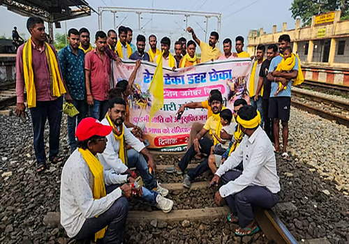 आदिवासी कुरमी समाज के रेल रोको आंदोलन का असर, इन ट्रेनों की सेवाएं रद्द