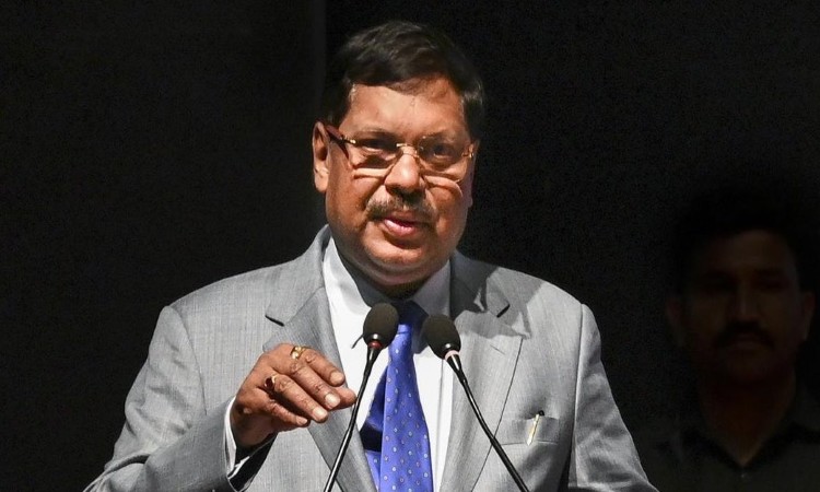 सुप्रीम कोर्ट में CJI BR Gavai पर हमल, वकील ने जूता फेंकने की कोशिश की