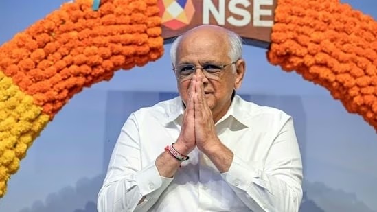 Gujarat Cabinet Resign: बड़े फेरबदल से पहले पूरे गुजरात मंत्रिमंडल ने दिया इस्तीफ़ा