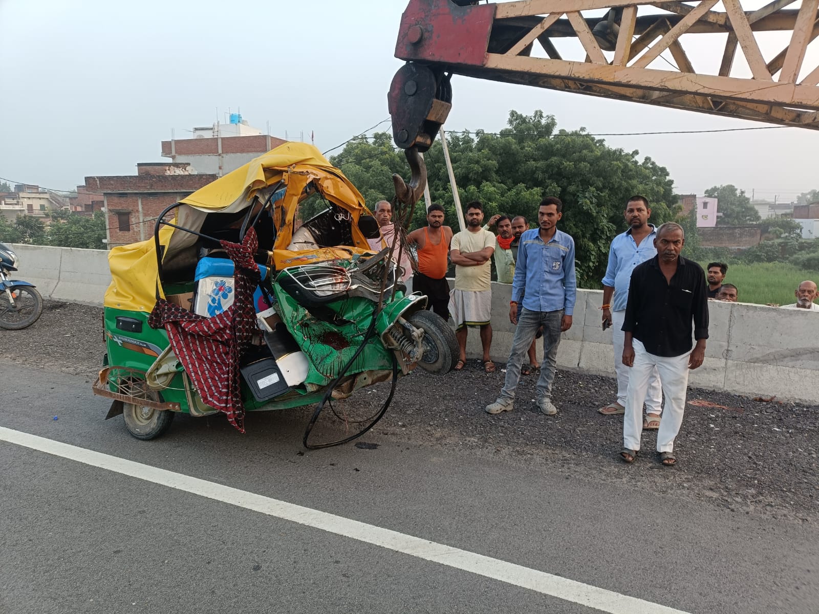 कैमूर में तेज रफ्तार वाहन की टक्कर से महिला समेत चार घायल