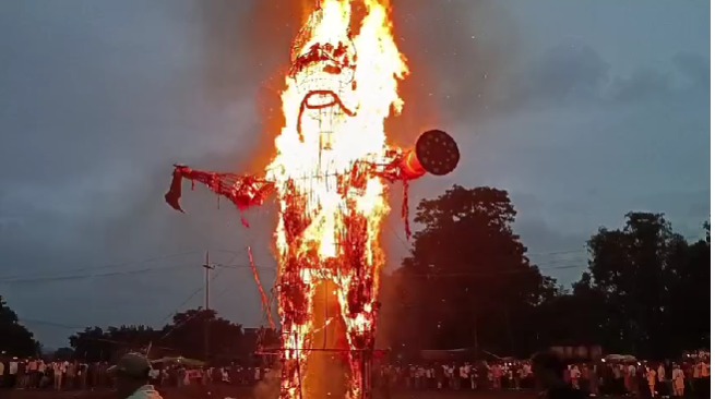 रावण दहन कार्यक्रम ने दिया बुराई पर अच्छाई की जीत का संदेश, उमड़ी लाखों की भीड़