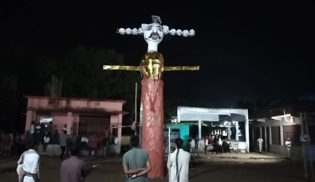 बांका के अमरपुर में धूमधाम से रावण दहन, बारिश में भी उमड़ा जनसैलाब