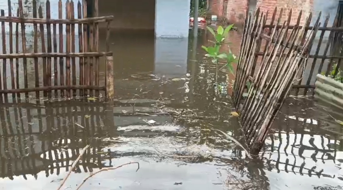 बेतिया के मझौलिया तहसील में तूफान से आवासीय कॉलोनियों को भारी नुकसान