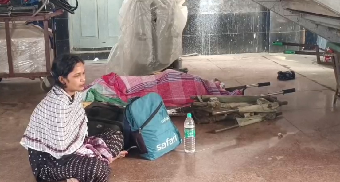 Deoghar News: मधुपुर में ट्रेन सफर के दौरान 60 वर्षीय यात्री की मौत, जांच में जुटी रेलवे पुलिस