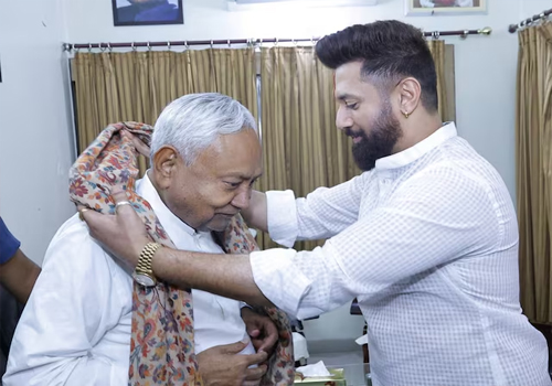 छठ महापर्व पर CM नीतीश कुमार पहुंचे चिराग पासवान के आवास