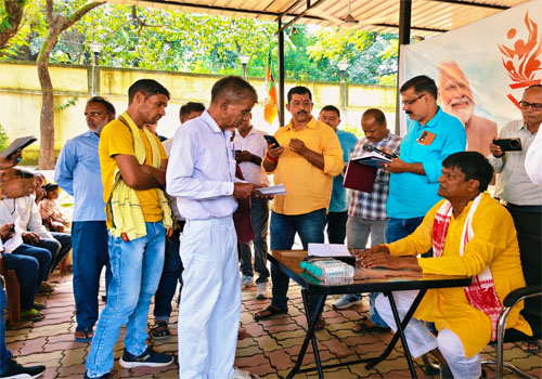 जगजीवन नगर में सांसद ढुल्लू महतो ने सुनी जनता की समस्याएं