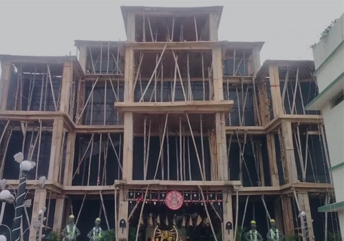 धनबाद के धनसार में लक्ष्मी नारायण स्कूल में अनोखा पूजा पंडाल