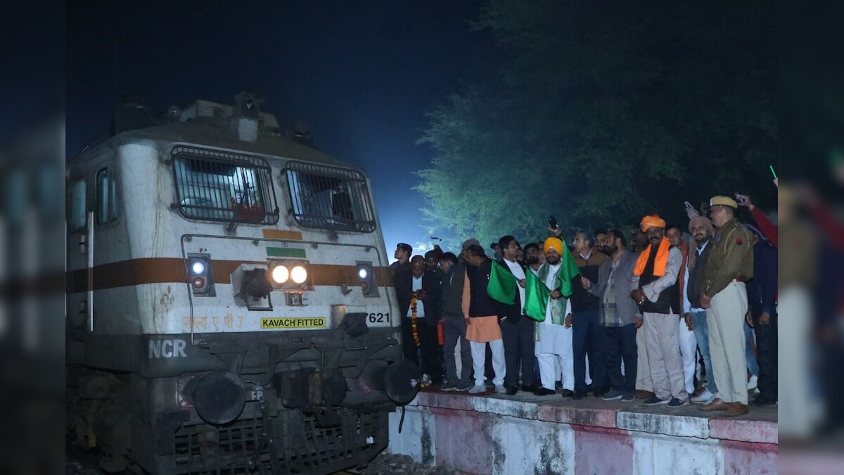 बिहिया स्टेशन पर फास्ट पैसेंजर ट्रेन के लोको पायलट का भव्य स्वागत