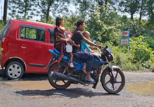 Dhanbad News: हीरक रोड से बलियापुर तक सड़क की बदहाली पर जनता परेशान